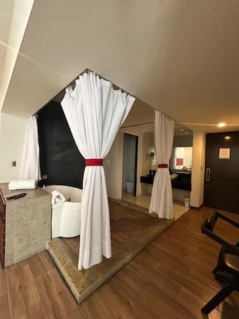 Master Suite Room | Private spa tub. Zújmú Business Boutique Hotel