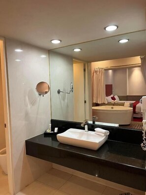 Master Suite Room | Bathroom | Shower, rainfall showerhead, hair dryer, bathrobes - Zújmú Business Boutique Hotel (Aguascalientes)