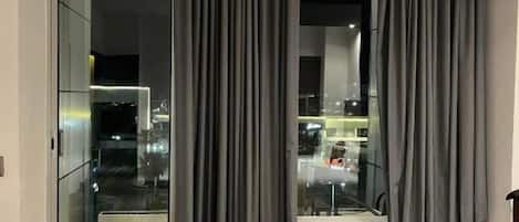 1 bedroom, premium bedding, desk, laptop workspace