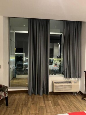 Premium bedding, desk, laptop workspace, soundproofing - Zújmú Business Boutique Hotel (Aguascalientes)