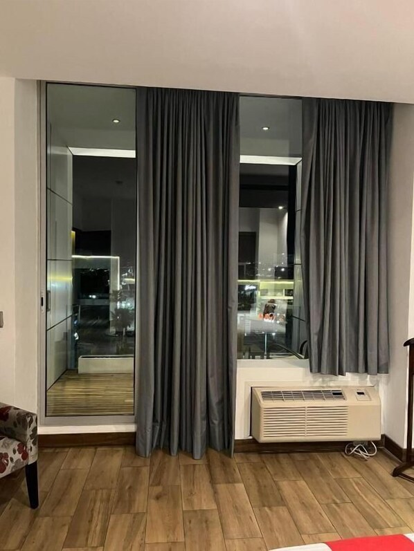 1 bedroom, premium bedding, desk, laptop workspace