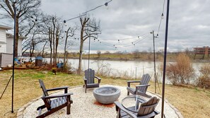 Property grounds - 3 bedroom house, on the river, over looking the Nashville skyline, with firepit! (Nashville)