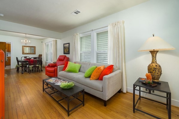 Smart TV, books - Cruisers Beautiful Island Living HoneySweet! Minutes to Cruise Terminal & Beach! (Galveston)