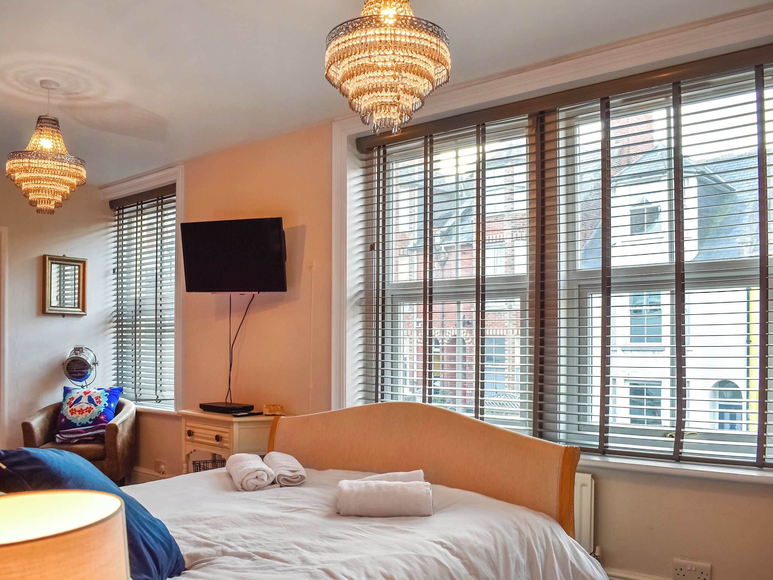 6 bedrooms, WiFi (free), bed sheets