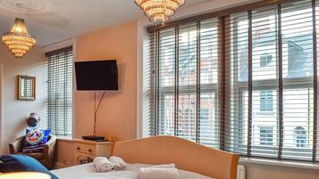 6 bedrooms, WiFi (free), bed sheets