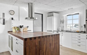 ثلاجة، فرن، موقد طهي مسطح، غسالة أطباق