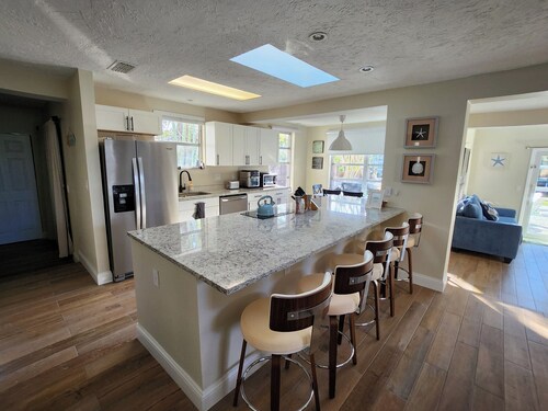   5 Min walk to Beach & Village, Private Pool,On the Canal