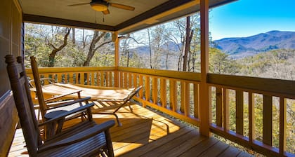 Secluded cabin with long range mtn views, grill, hammock, wrap-around deck, AC