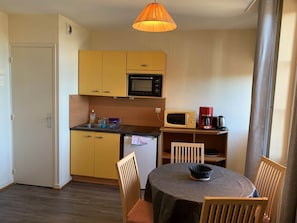 Kühlschrank, Mikrowelle, Ofen, Wasserkocher mit Kaffee-/Teezubehör