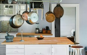 Kokeplater, oppvaskmaskin og kaffetrakter/tekoker