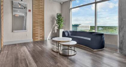 Spacious 4 bd/2bath 2100 sq ft Downtown Condo