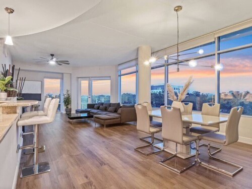 Spacious 4 bd/2bath 2100 sq ft Downtown Condo