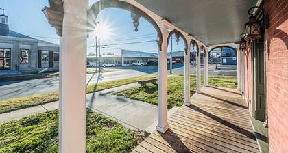 Lovely historic spot, walk to the square!