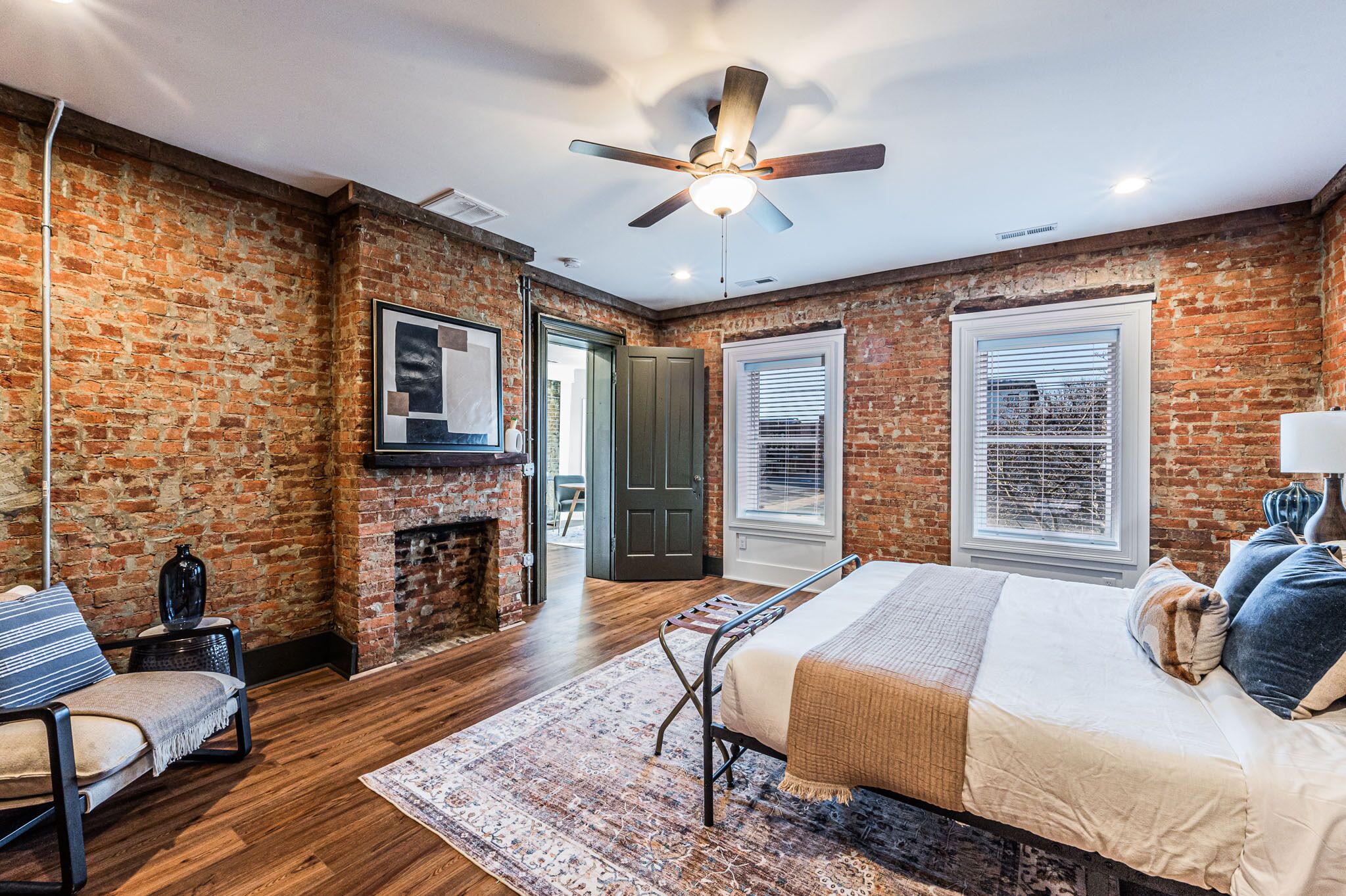 1 bedroom, desk, bed sheets