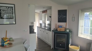 Kjøleskap, mikrobølgeovn, kaffetrakter/tekoker og kjøkkenutstyr