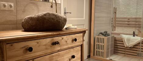 Secadora de cabello, toallas, jabón, papel de baño