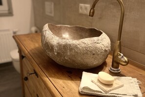 Haartrockner, Handtücher, Seife, Toilettenpapier