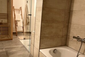Haartrockner, Handtücher, Seife, Toilettenpapier