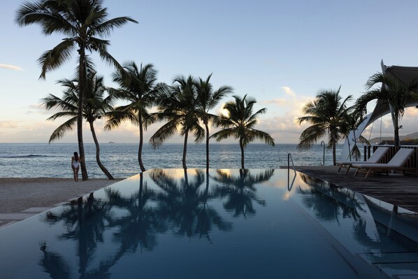 Outdoor pool, pool umbrellas, sun loungers - Silversands Beach House Grenada (St. George's)