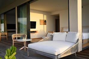 Suite, 2 camere da letto, vista oceano parziale (Panoramic View) | Una scrivania, postazione laptop, ferro/asse da stiro