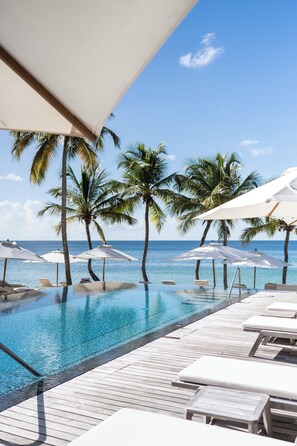 Outdoor pool, pool umbrellas, sun loungers - Silversands Beach House Grenada (St. George's)