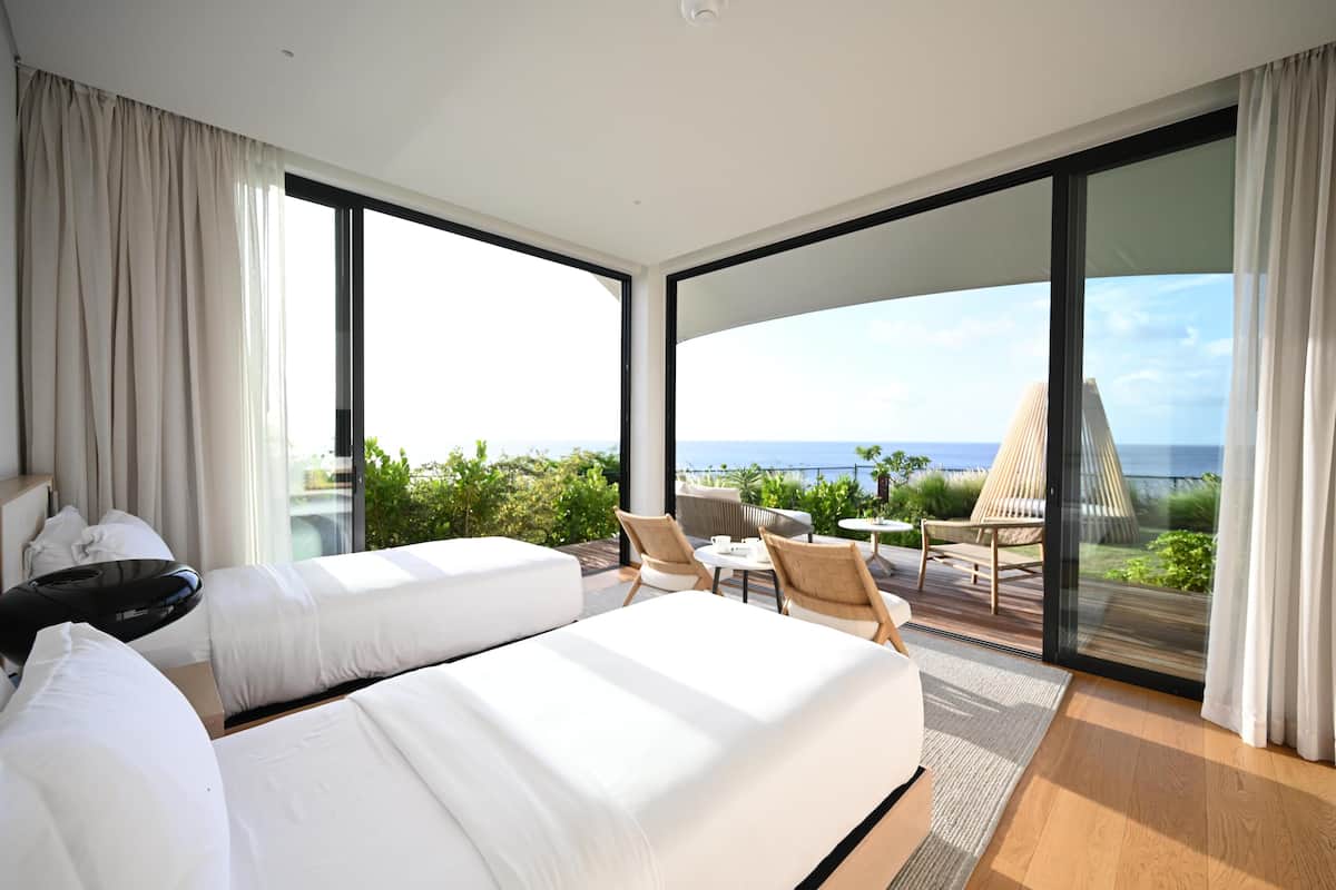 Phòng Suite, 2 phòng ngủ, quang cảnh một góc biển (Panoramic View) | Bàn, khu vực làm việc phù hợp cho laptop, bàn ủi/dụng cụ ủi quần áo