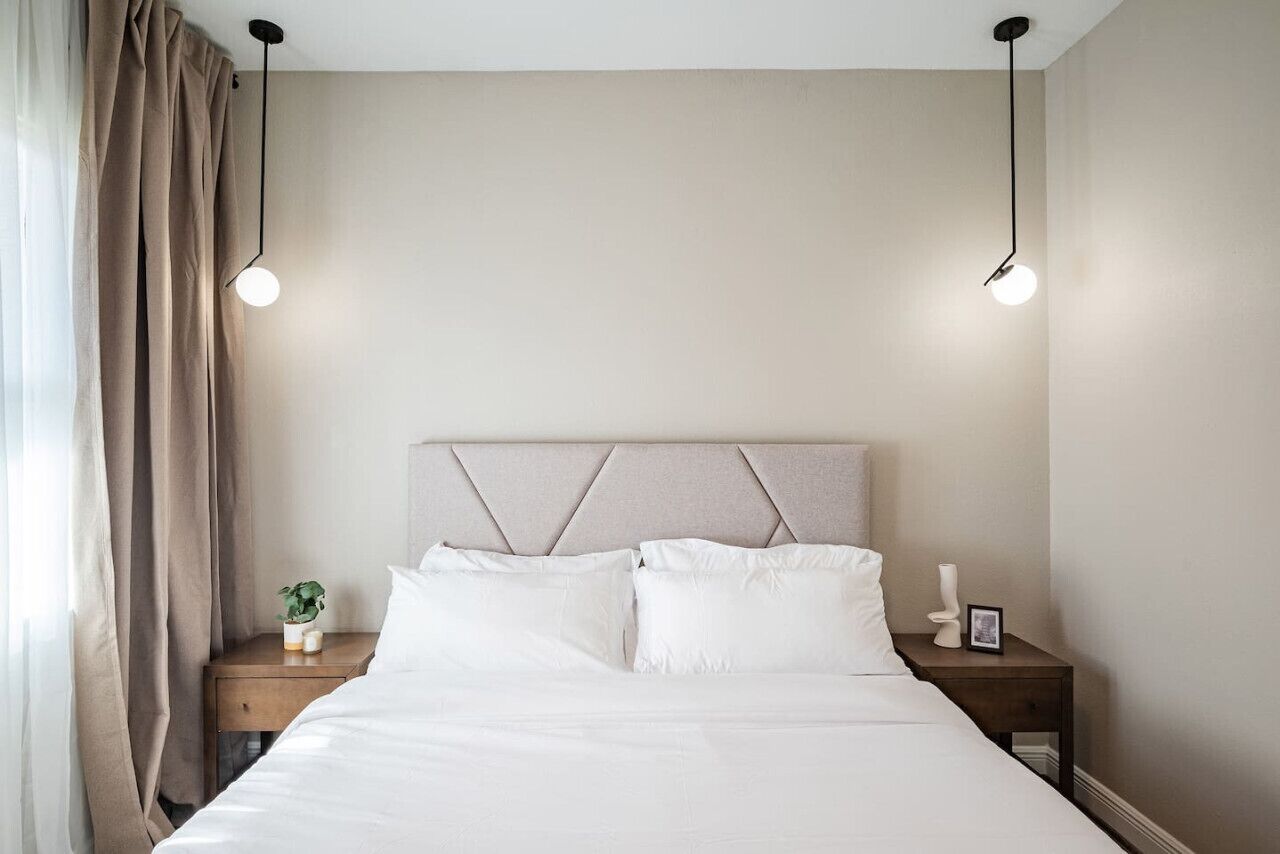 2 soverom, skrivebord, strykejern/-brett og reiseseng for barn