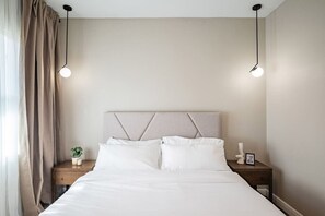 2 chambres, bureau, fer et planche à repasser, lit parapluie