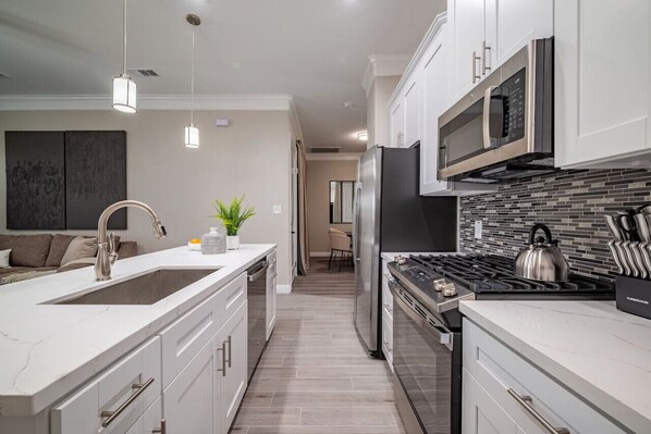 Réfrigérateur, micro-ondes, four, plaque de cuisson