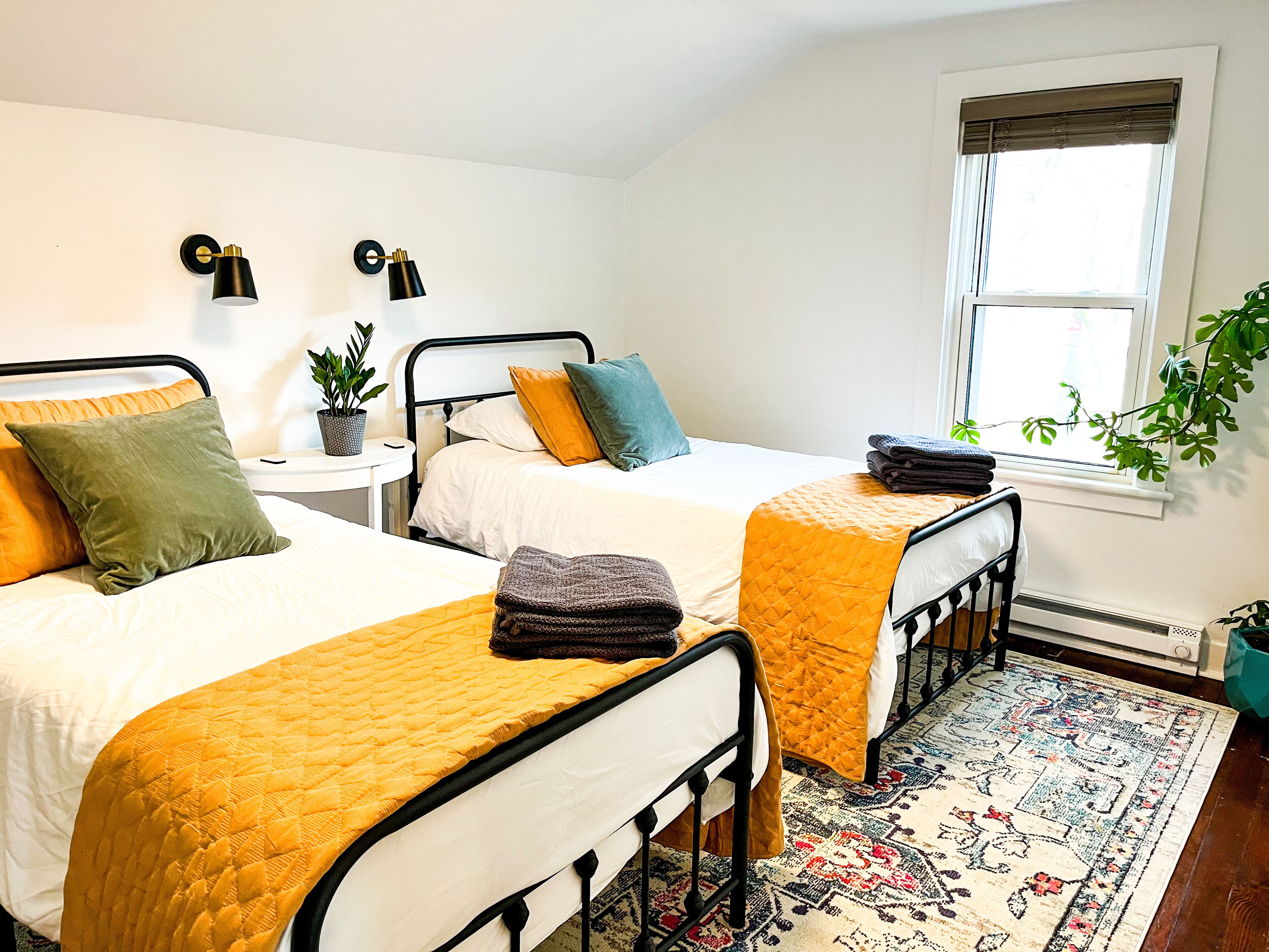 3 bedrooms, desk, iron/ironing board, travel cot