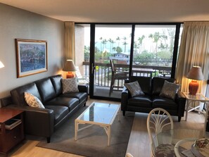 Living area - MAUI VISTA OCEAN VIEW,  A PLACE IN PARADISE STEPS TO THE OCEAN (Kihei Maui)