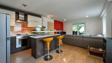 Fridge, oven, stovetop, dishwasher