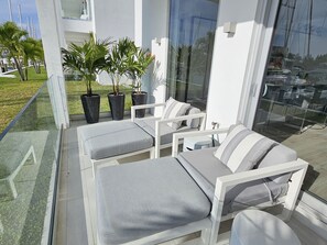 Terrace/patio - ONE Marina at Palm Cay. Rarely available 4 br / 3.5 bath condo. Waterfront! (Nassau)