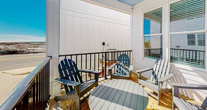Lovely Gulf retreat with pool & stunning balcony views - walk to beaches & pier
