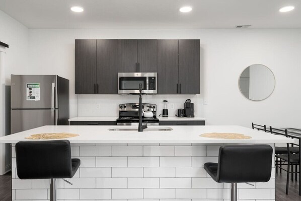 Frigorífico, microondas, horno y placa de cocina