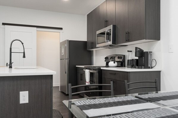 ثلاجة، ميكروويف، فرن، موقد طهي مسطح