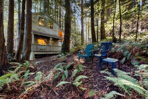 Terrace/patio - Dog-friendly forest retreat among redwoods, walk to Hot Spot & Gualala River (Sea Ranch)