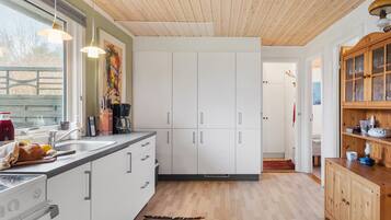 Jääkaappi, liesi, kahvin-/teenkeitin