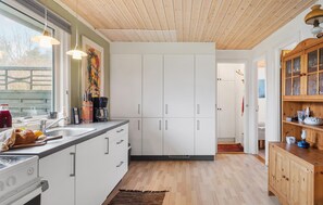 Réfrigérateur, plaque de cuisson, cafetière/bouilloire