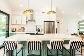 Kylskåp, mikrovågsugn, ugn och spishäll