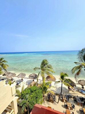 Sun loungers, beach towels - Penthouse-Balcony w Hammock, Direct Ocean View, Half Moon Bay, Akumal (Akumal)