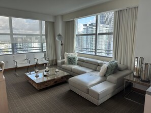 Living area - Luxury 2 Bedroom Apartment on Brickell Ave (Miami)