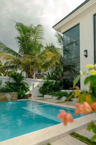 Osotwa_house
Spectacular Views: Luxe Retreat