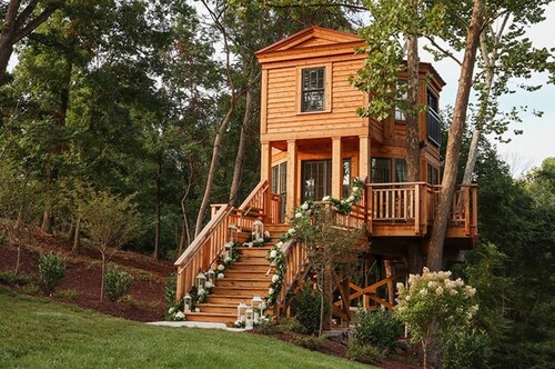 Gorgeous Honeymoon Treehouse built by Treehouse Masters!
