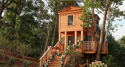 Gorgeous Honeymoon Treehouse built by Treehouse Masters!