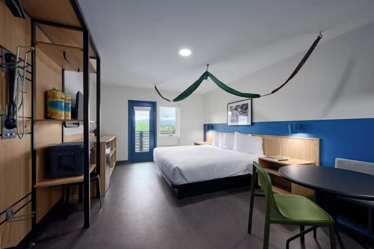 Free WiFi, bed sheets