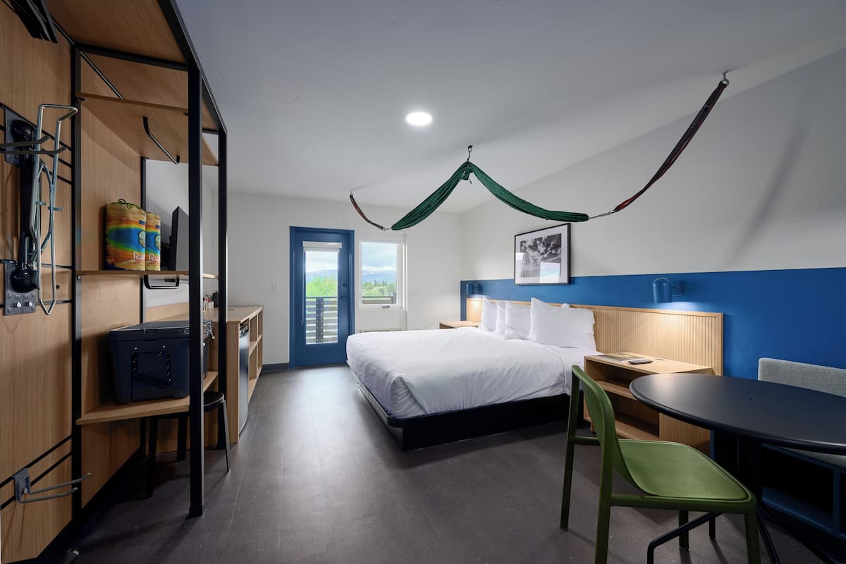 Standard Room, 1 King Bed, Balcony, Mountain View | Free WiFi, bed sheets