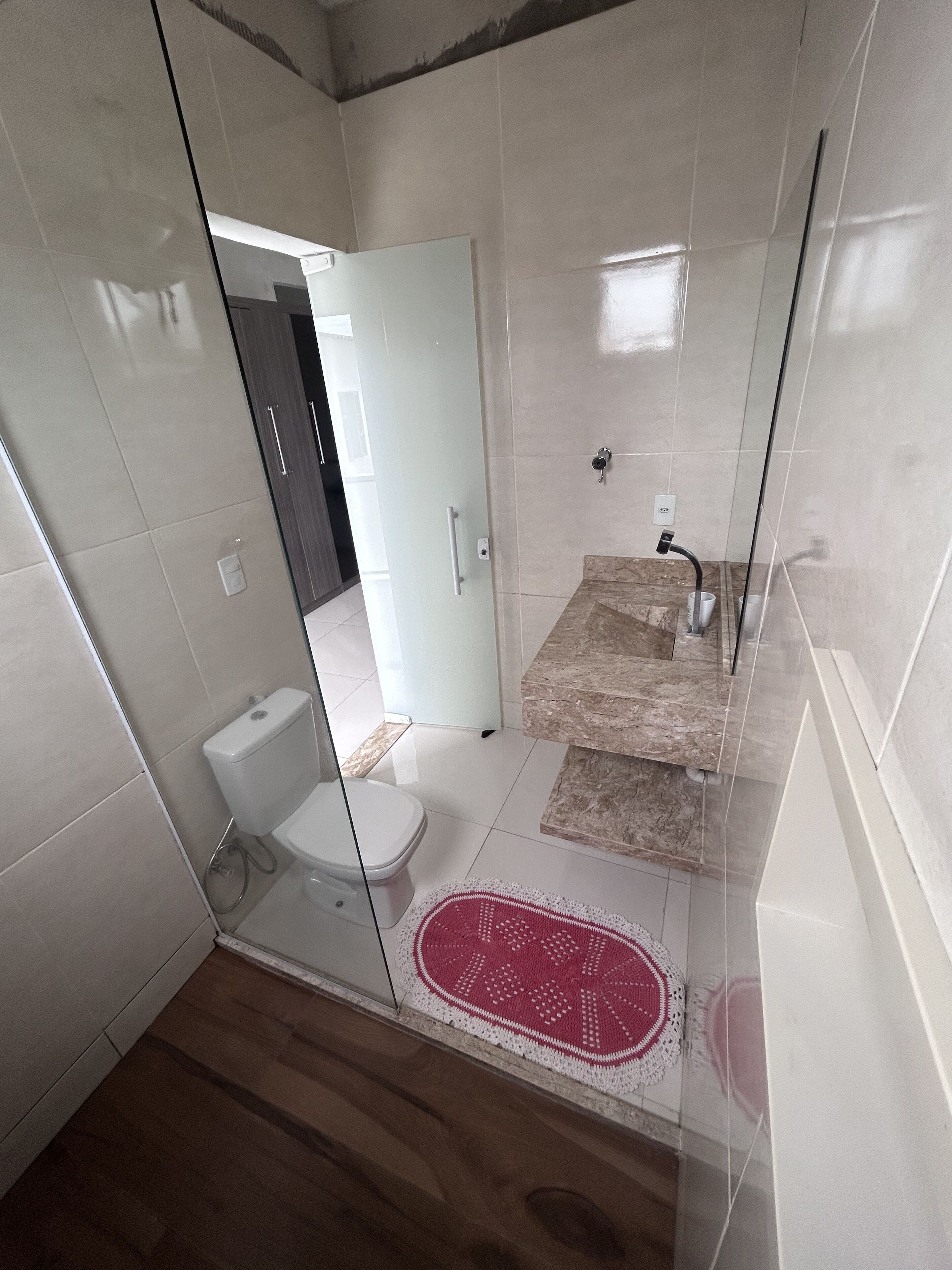 Toallas, jabón, shampoo, papel de baño 