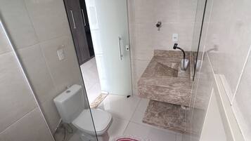 Toallas, jabón, shampoo, papel de baño