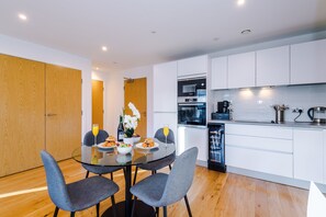 Apartment | Dining - Sleek Apartment near the City Center (Birmingham)